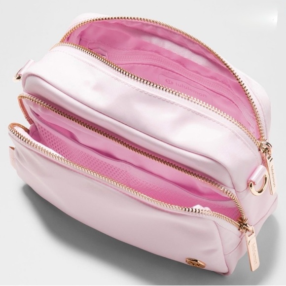 NWT Lululemon Everywhere Crossbody Bag 2L L Monogram Metallic Blissful Pink/Gold - Picture 2 of 13